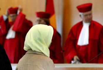 Новости: Германия разрешила учителям-мусульманкам носить хиджаб