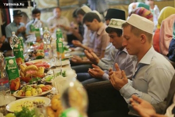 Пост и Рамадан: Время обращения к Аллаху с мольбой во время ифтара